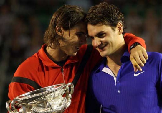Roger Federer termin entre lgrimas en la ceremonia de entrega de trofeos del Abierto de Australia de tenis, donde perdi este domingo en la final ante el espaol Rafael Nadal. (FOTO AP)