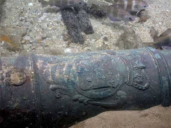 Uno de los cañones encontrados en las profundidades del Canal de la Mancha. (foto: AP)