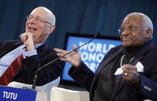 Klaus Scwab y Desmond Tutu, durante el cierre de las deliberaciones en el Foro Econmico Mundial. 
