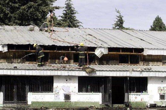 Las instalaciones quedaron destruidas y las autoridades no creen que puedan llegar al inicio de clases con el edificio en condiciones. El establecimiento tena un doble techo y all se generaron los principales problemas. 