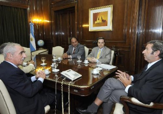 Cobos sigui ayer con su actividad en el Congreso. A la mesa de Barrionuevo estuvieron sentados Puerta, Duhalde y Alberto Rodrguez Sa, entre otros. 