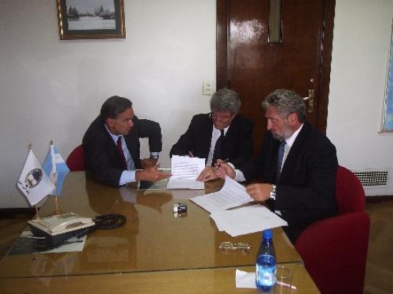 Pichetto, Fatala y Del Bello, al firmar el acuerdo. 