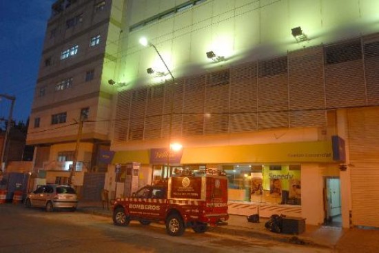 Los guardias del edificio controlaron el foco. 