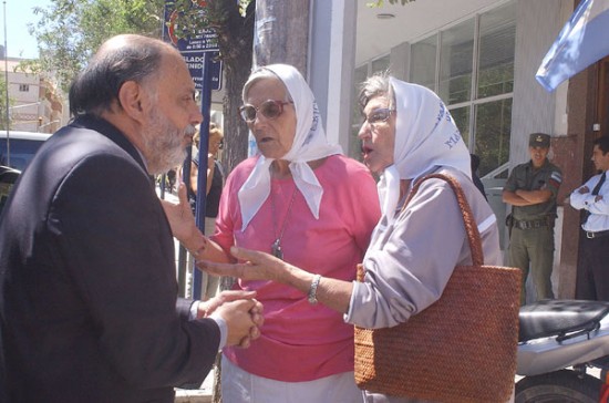 Madres de Plaza de Mayo piden explicaciones al juez Oscar Albrieu. (Foto: Gabriel Oyarzo/AN).