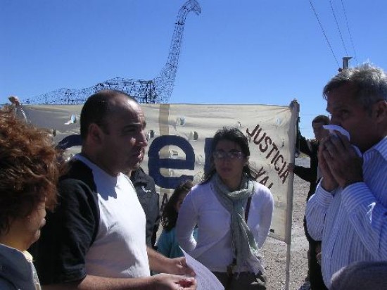 A su arribo a Huincul, el gobernador recibi la nota de los docentes y respondi que la situacin financiera es delicada. 