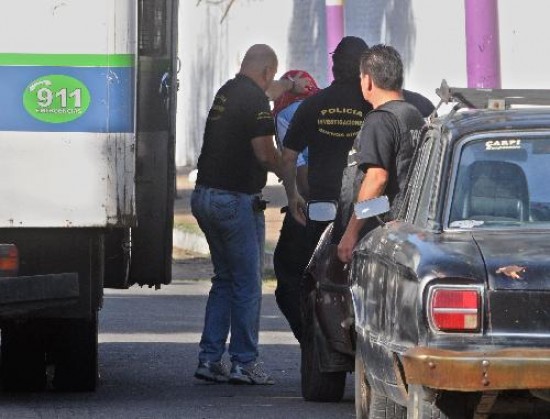 Tres personas fueron demoradas ayer durante los operativos; todas tienen relacin de parentesco con el principal sospechoso. 