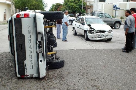 La camioneta qued sobre su lateral. 