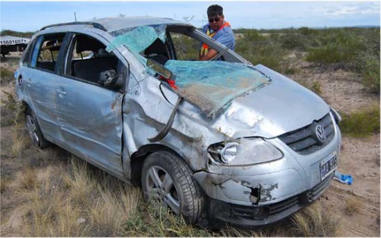 La Volkswagen Suran al costado de la ruta 251, tras el vuelco. (Foto: SAO).