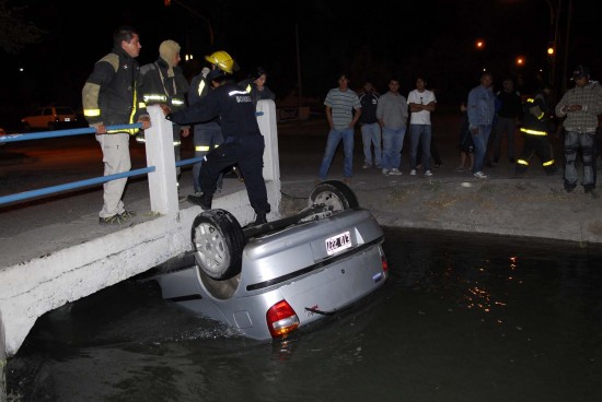 Los ocupantes del Palio salieron del auto por sus propios medios. 