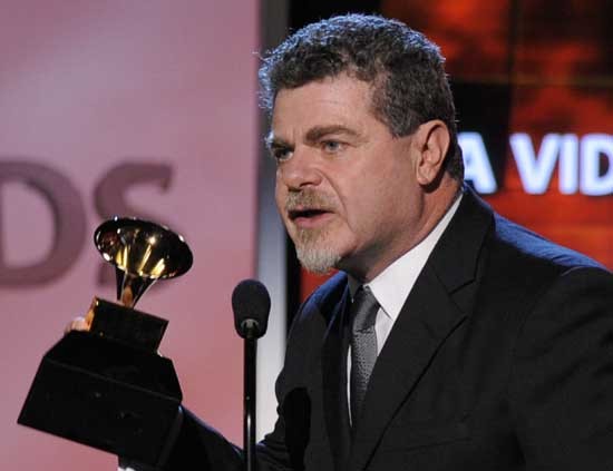 Recibió el premio de Juanes el músico argentino Gustavo Santaolalla, quien produjo el disco. (FOTO AP)