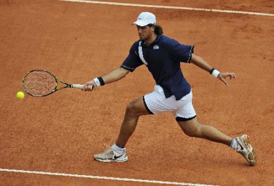 Schwank batall ms de tres horas para vencer al portugus Rui Machado y avanzar en el ATP de Brasil. 