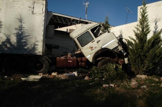 El Mercedes Benz volc y el Fiat Iveco sigui su marcha sin control hasta el predio de la estacin de servicios. 