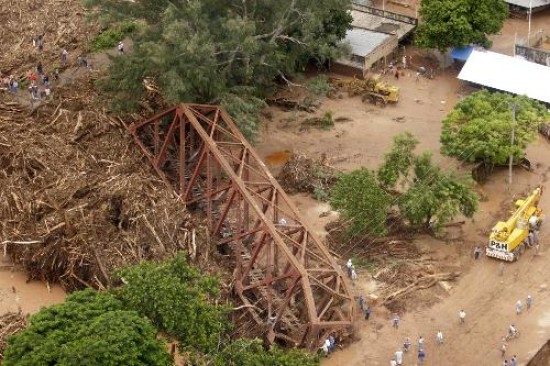 Es imperioso retirar el puente ferroviario que arrastr la correntada para liberar el caudal del ro Tartagal. Los evacuados, 432 anoche, estn alojados en seis reparticiones de gobierno. 