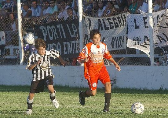 Ayer por la tarde, Argentinos Juniors venci a Cipolletti 2-0 y se convirti en el primer equipo en alcanzar los cuartos de final. 