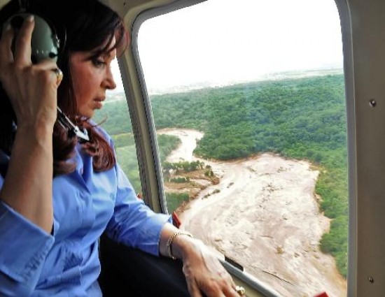 La presidenta lleg de Madrid y se traslad a Tartagal, ciudad afectada por un alud. 