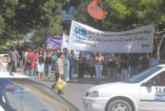 La movilizacin en Roca convoc a unos 200 docentes. 