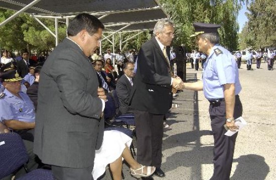 Sapag saluda al nuevo superintendente de Seguridad. El ministro Csar Prez (a la izquierda) neg problemas con el jefe policial. 