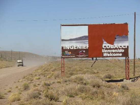 No duraron ni un mes. Los carteles que se colocaron en los accesos a Jacobacci por el paso del Dakar estn prcticamente destrozados. El ubicado en el acceso oeste por la Ruta 23, slo qued la chapa, pero desaparecieron las letras que daban la bienvenida a la localidad. 