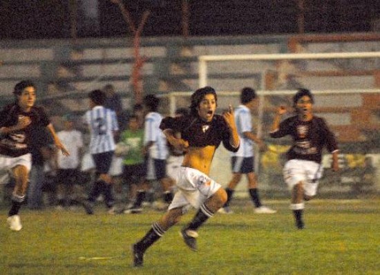 Crculo Italiano se qued con el ttulo en la categora 95 al vencer a Slo Ftbol. Los chicos de Talleres Remedios de Escalada festejaron en la 97. 