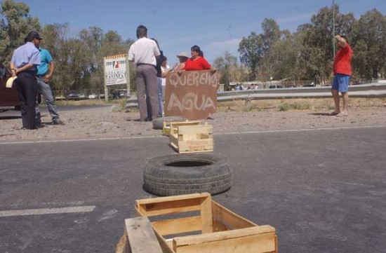Vecinos en el corte de la ruta 7. Protestaron por el suministro de agua potable. (Foto: Gabriel Oyarzo/AN).