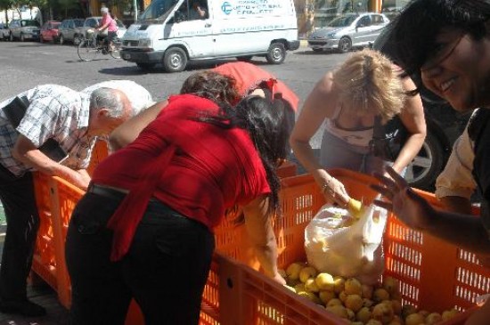 Los productores ya haban regalado su fruta das atrs en varias localidades de la regin. 