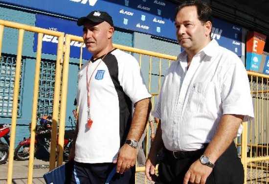 El presidente Molina dej entrever que si Racing no gana el clsico Llop podra dejar Avellaneda. 