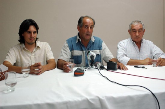 Jorge Dilon (centro) acept el atraso en la vacunacin contra la Aftosa. (Foto: Marcelo Ocho/AV).