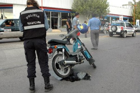 Los ocupantes de la moto sufrieron heridas. 