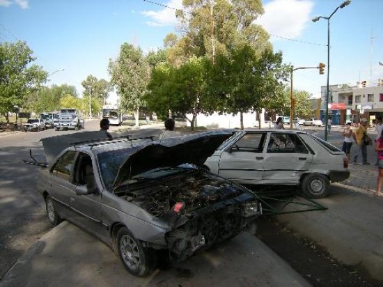 El Peugeot y el Renault quedaron en la Plazoleta de los Artesanos. 