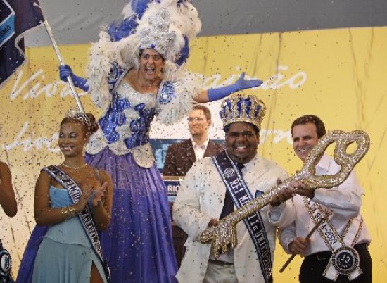 El Rey Momo y la reina del carnaval abrieron oficialmente la tradicional fiesta brasilea. 