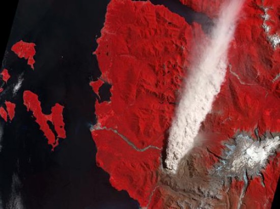 La foto satelital muestra cmo la nube de cenizas del volcn chileno se esparce por el continente. El volcn Chaitn complic a varias ciudades de la zona. 