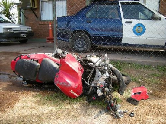 Por la maana de ayer se poda observar el estado de destruccin total de la moto frente al destacamento policial de Allen. 