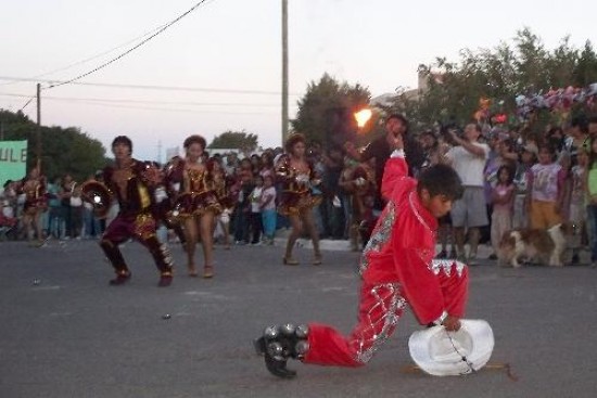 Mucho colorido y danza en las calles de la ciudad. La comunidad boliviana vivi su homenaje a la Virgen del Socavn. 
