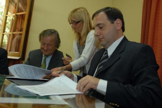 Marcelo Cascn y el empresario Cristiano Rattazzi firman el acuerdo por la compra del helicptero. 