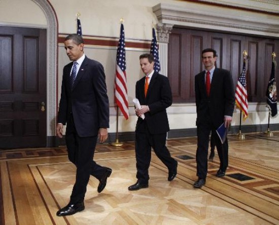 Obama se retira tras presentar su proyecto para 2009 junto con los titulares del Tesoro, Tim Geithner y de Presupuesto, Peter Orszag. 