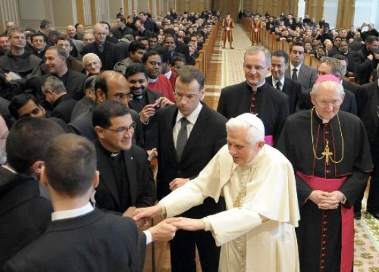 Benedicto XVI sigue en aprietos por el obispo negacionista. 