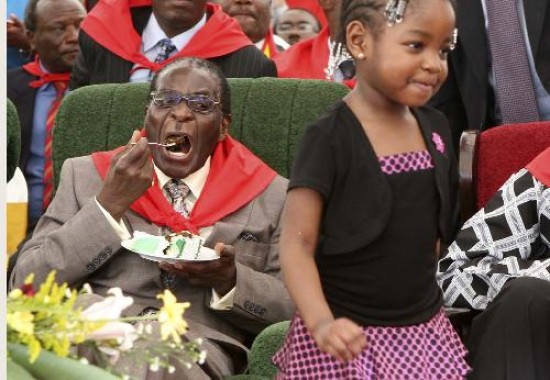 Mugabe cumpli 85 aos. Lleva 28 en el poder. 