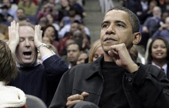 En medio del vrtigo de los primeros tramos de su gestin, Obama fue a ver jugar a su equipo preferido de bsquet: Chicago Bulls. El mandatario de EE. UU. y el efusivo saludo de soldados, luego del anuncio de la retirada escalonada de las tropas en Irak. 