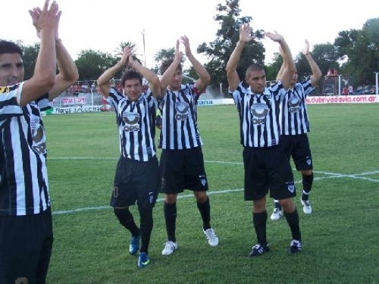 Cristian Martnez, de penal, marc el 2-1 para Cipolletti. 