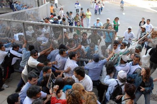 Los manifestantes que pugnaban por ingresar en la Legislatura finalmente lograron superar las vallas. 