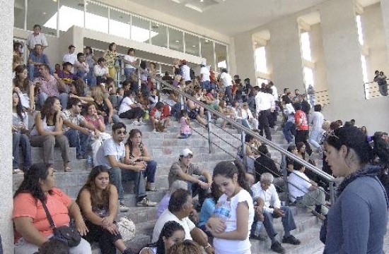 La gente se reuni en las escaleras del edificio. 