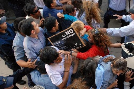 Los docentes pugnaban por entrar en la Legislatura poco antes de que el gobernador comenzara su discurso. 