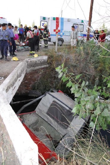 El conductor del Jeep perdi el control y fue a dar al canal. Gran susto. 