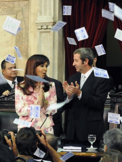 Cristina y Cobos muy cerca y como si nada hubiera pasado. Fueron slo gestos, porque no cruzaron ni una palabra. Luego del discurso la presidenta fue a la calle a saludar a la gente en la plaza. 