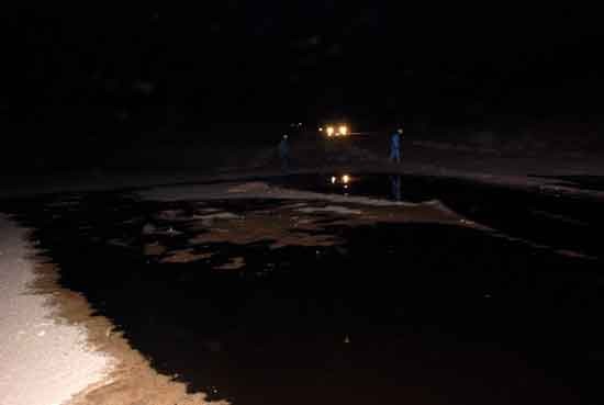 El oleoducto provoc un profundo dao ambiental al reventar una de sus secciones y contaminar parte del ro seco. (FOTO: Damin Copponi)