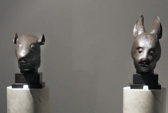 Desde que se anunci la subasta de la coleccin de Yves Saint Laurent comenzaron los reclamos de China por las esculturas. 