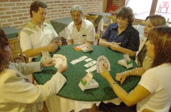 En bridge es un juego de naipes ampliamente difundido a nivel internacional. Hay ms de siete millones de jugadores en todo el mundo. 