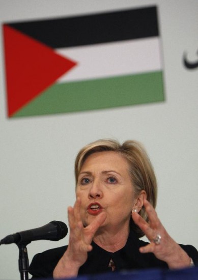 Hillary realiza una gira por Medio Oriente. 