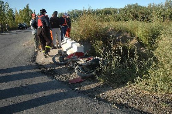 El motociclista fue embestido en la zona rural del oeste roquense. 