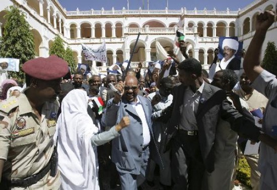 El mandatario sudans, ayer en una manifestacin de apoyo ante el pedido de detencin de la Corte Penal Internacional. 